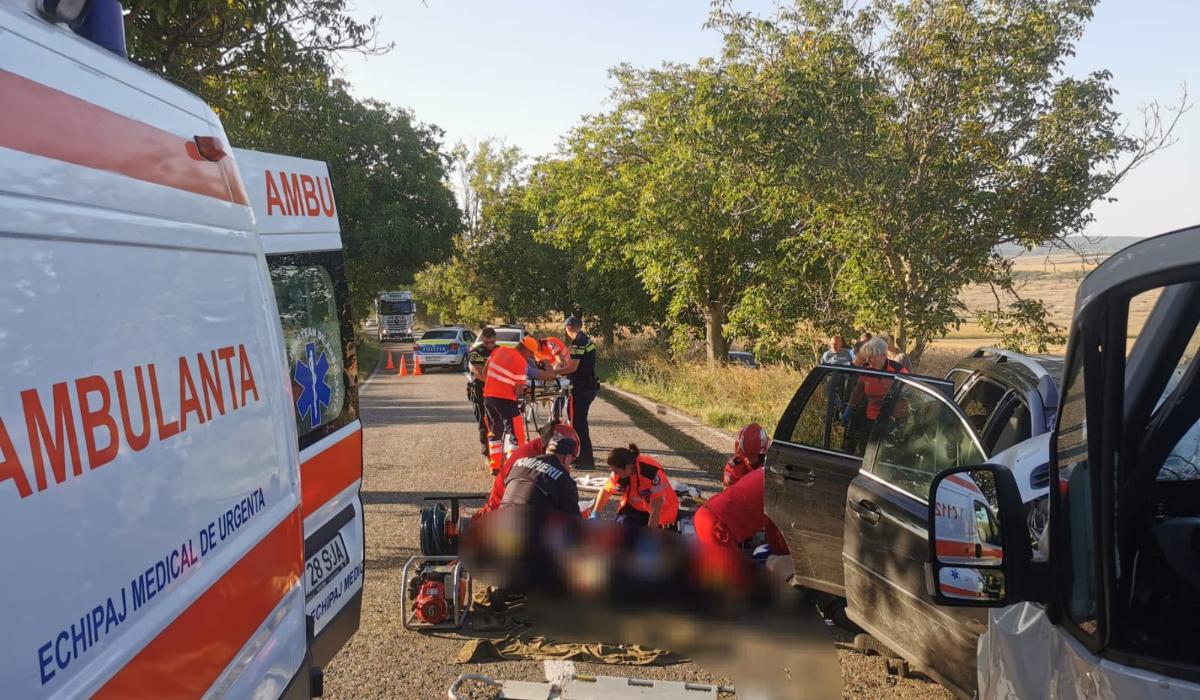 Doi morţi şi 8 răniţi în urma uni accident între un microbuz şi un autoturism produs în judeţul Botoşani