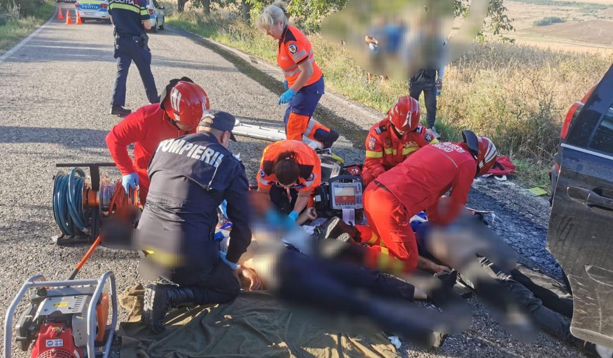 Doi morţi şi 8 răniţi în urma uni accident între un microbuz şi un autoturism produs în judeţul Botoşani