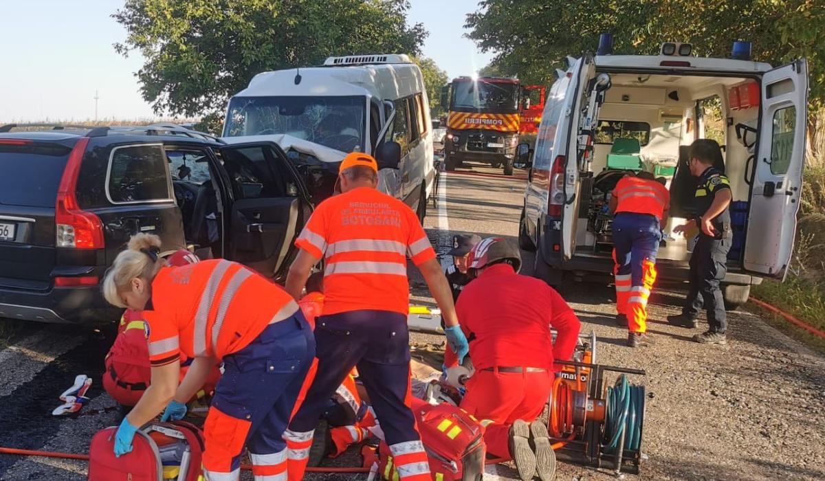 Doi morţi şi 8 răniţi în urma uni accident între un microbuz şi un autoturism produs în judeţul Botoşani