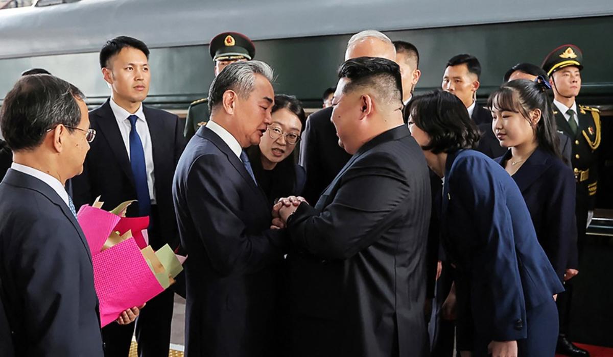 Kim Jong-un și-a dus fiica de 12 ani la parada de la Beijing. Sunt speculații că o pregătește drept succesoare