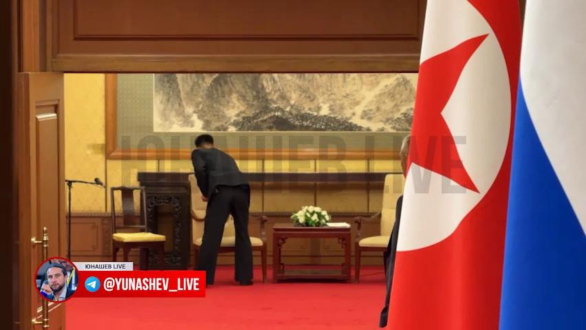 Momentul în care angajaţii lui Kim şterg scaunul şi masa unde liderul a fost aşezat