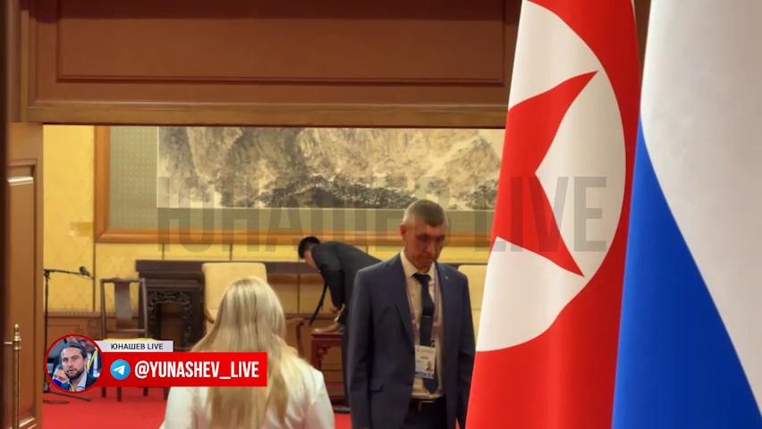 Momentul în care angajaţii lui Kim şterg scaunul şi masa unde liderul a fost aşezat