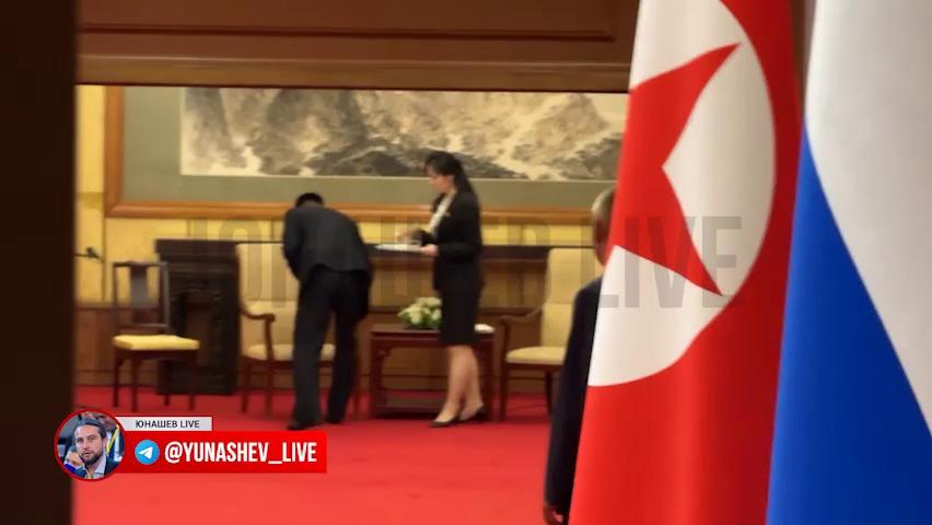 Momentul în care angajaţii lui Kim şterg scaunul şi masa unde liderul a fost aşezat