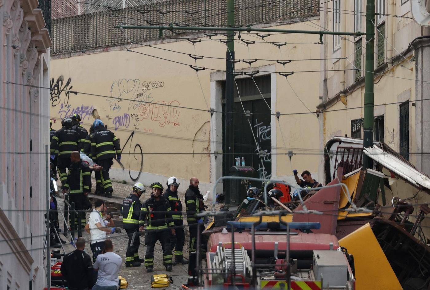 15 morţi şi 18 răniţi în Lisabona. Faimosul funicular Gloria a deraiat și s-a izbit de o clădire