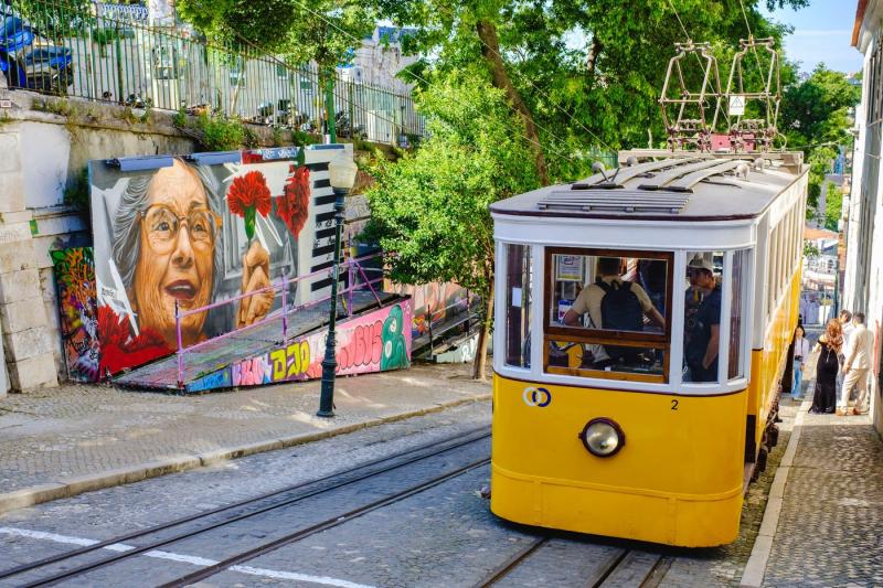 15 morţi şi 18 răniţi în Lisabona. Faimosul funicular Gloria a deraiat și s-a izbit de o clădire 15 morţi şi 18 răniţi în Lisabona. Faimosul funicular Gloria a deraiat și s-a izbit de o clădire