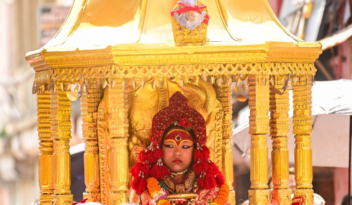 O fetiță de doi ani, aleasă drept noua zeiță vie a Nepalului, venerată de budişti şi hinduşi