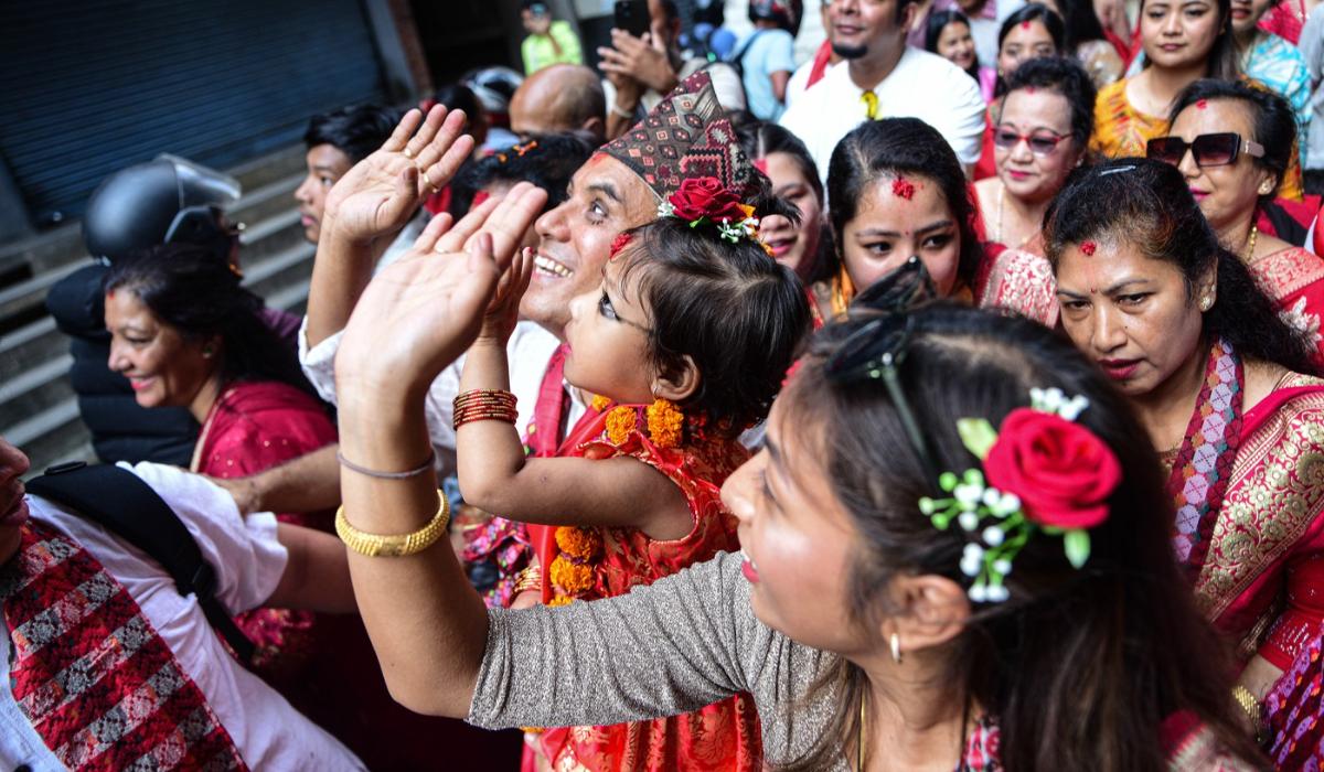 O fetiță de doi ani, aleasă drept noua zeiță vie a Nepalului. Este venerată atât de budişti, cât şi de hinduşi