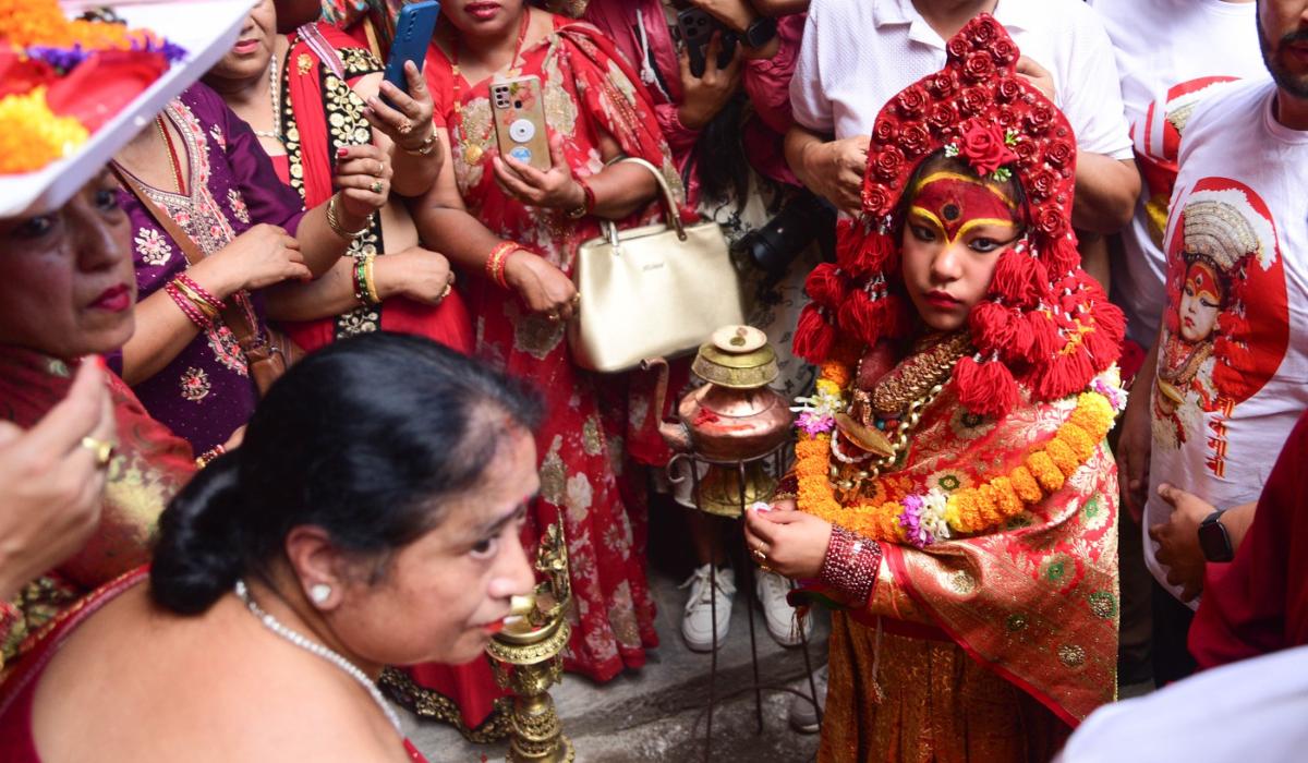 O fetiță de doi ani, aleasă drept noua zeiță vie a Nepalului. Este venerată atât de budişti, cât şi de hinduşi