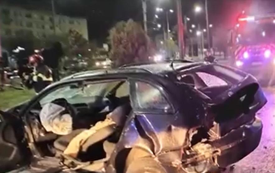 A pierdut controlul volanului şi s-a înfipt într-un copac. Accident cumplit în Arad