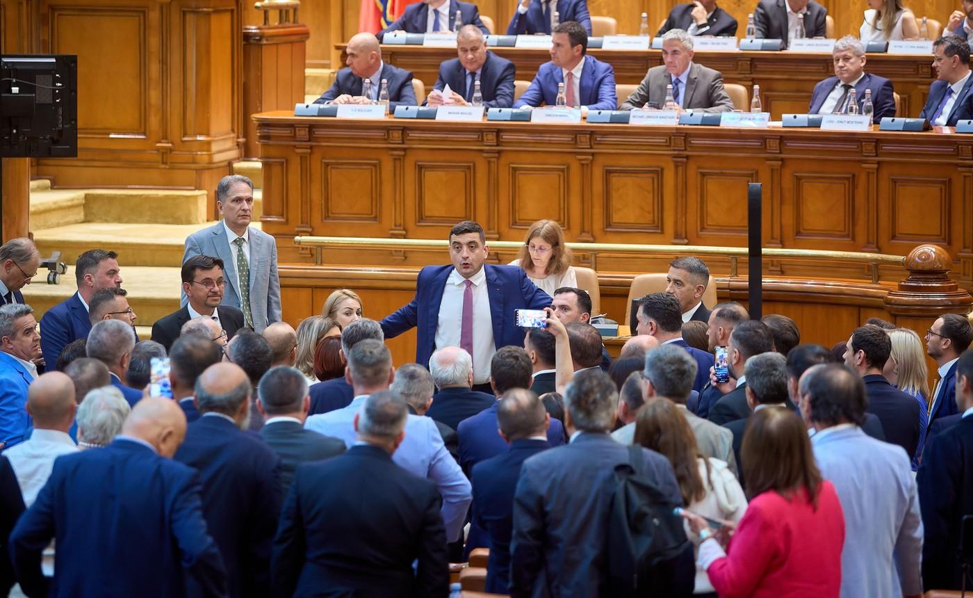 AUR depune 4 moţiuni de cenzură împotriva Guvernului Bolojan. Dezbaterea şi votul, pe 7 septembrie