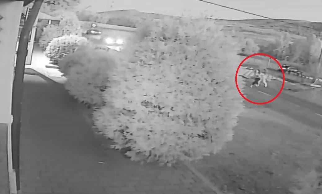 Momentul în care o tânără din Iaşi e izbită de o maşină. Fata e în comă, cu bazinul şi picioarele fracturate