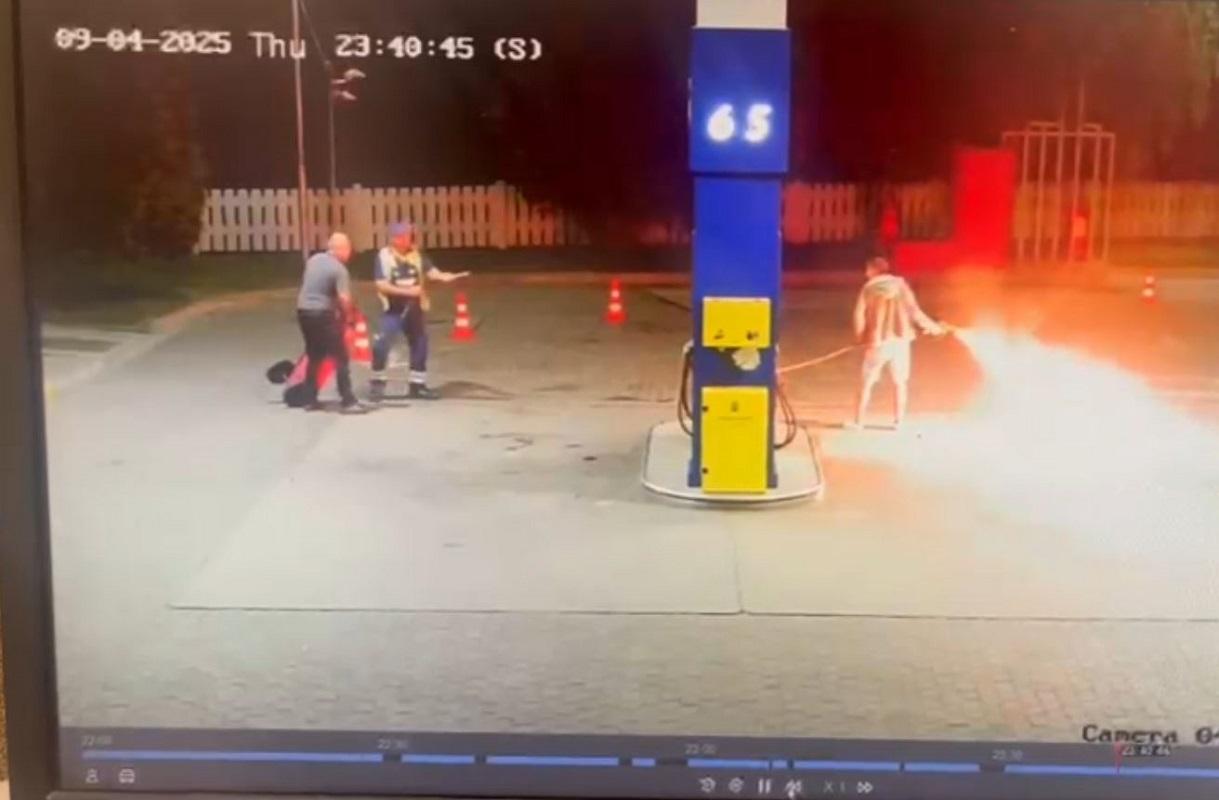 Momentul în care un bărbat dă foc pompei la o benzinărie. Beat, a vrut să se sinucidă, dar a fost oprit