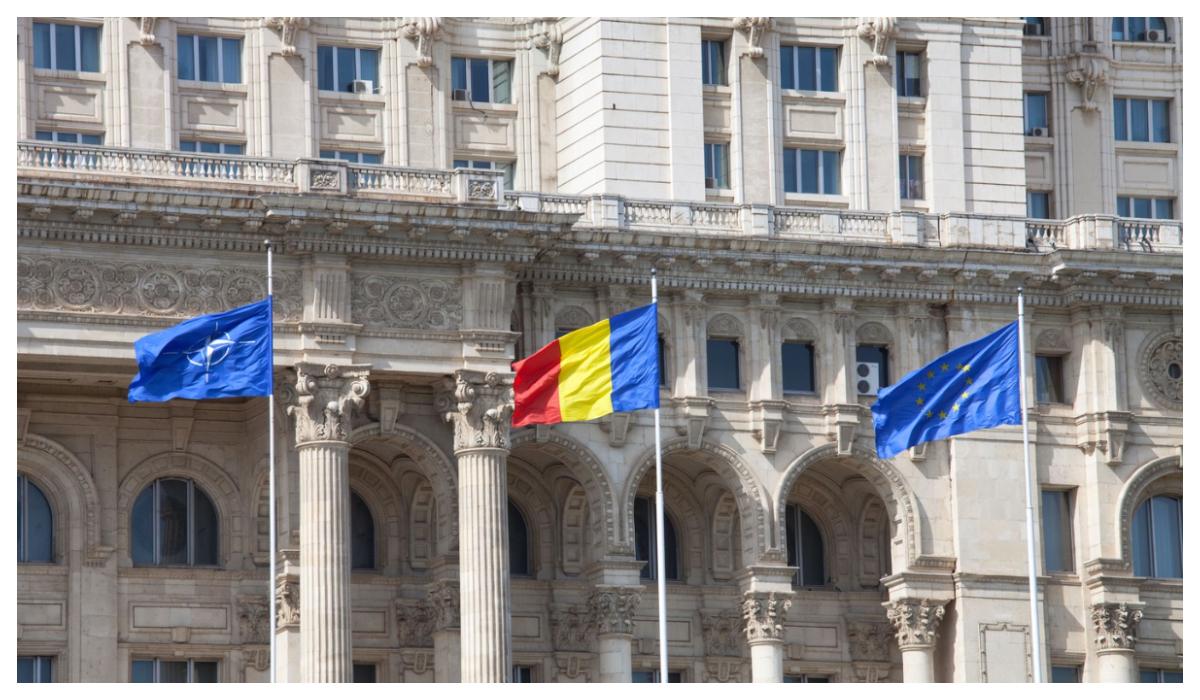 Steaguri în faţa clădirii Parlamentului României