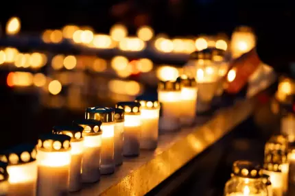 Incident macabru la un priveghi în Neamţ. Patru persoane au suferit arsuri, după izbucnirea unui incendiu