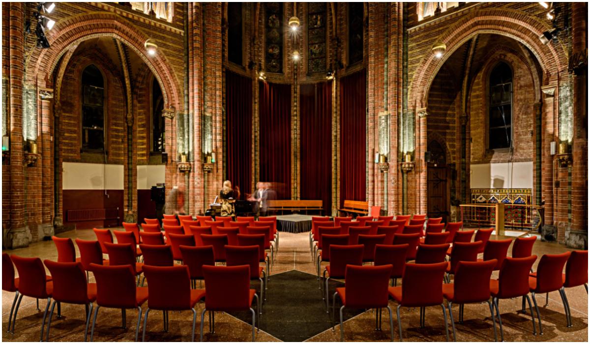 Imagini dramatice din Amsterdam: incendiu uriaş la o biserică din secolul XIX