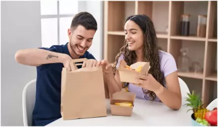 Un stat din Europa interzice reclamele la fast-food, dulciuri şi semipreparate pe timpul zilei. Care e motivul