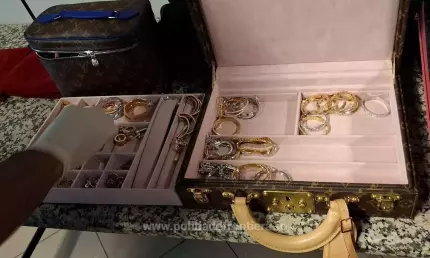 Două românce venite din Dubai, prinse pe Otopeni cu bijuterii, ceasuri și bani, în valoare de 3 milioane €