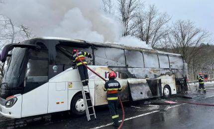 Autocar cu 47 de pasageri, cuprins de flăcări în Soromiclea, Mureş. Au intervenit pompierii cu 2 autospeciale
