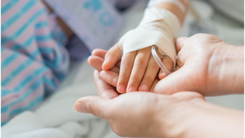 Fetiță de 2 ani, &icirc;n moarte cerebrală după o operație la spitalul din Constanţa. Părinții acuză erori grave