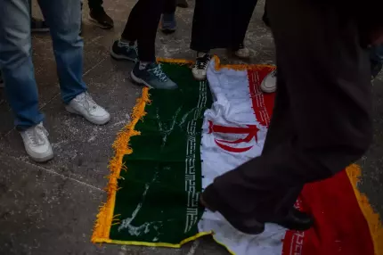 Steagul Republicii Islamice, dat jos de pe ambasada Iranului de la Londra de către un protestatar