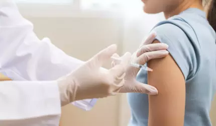 Alertă de gripă în România. Autoritățile sanitare recomandă vaccinarea "fără întârziere" a persoanelor cu risc
