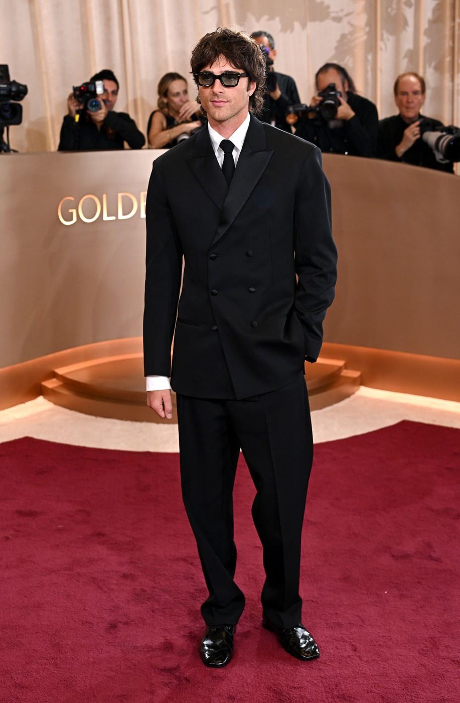 Nominalizat pentru rolul său din "Frankenstein", Jacob Elordi a purtat un costum Bottega Veneta la două rânduri de nasturi, realizat special pentru el.