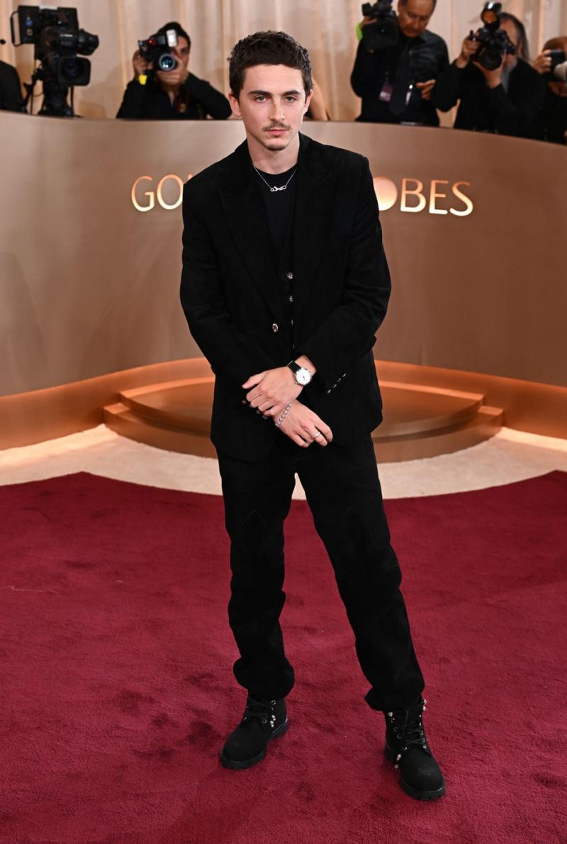 Timothee Chalamet a atras toate privirile într-un costum negru, accesorizat cu bocanci