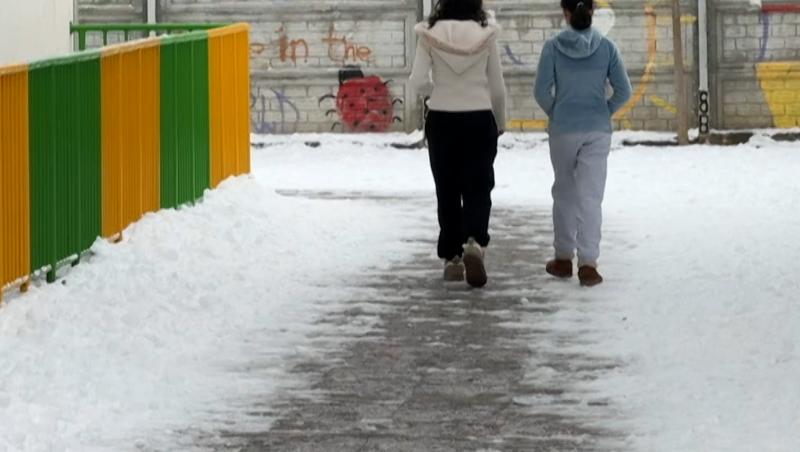 Şcoli &icirc;nchise din cauza gerului: 2.200 de elevi au trecut &icirc;n online, iar 100 sunt din nou "&icirc;n vacanţă"