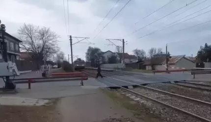 VIDEO Momentul în care un bărbat este la un pas de a fi spulberat de tren. Reacţia CFR