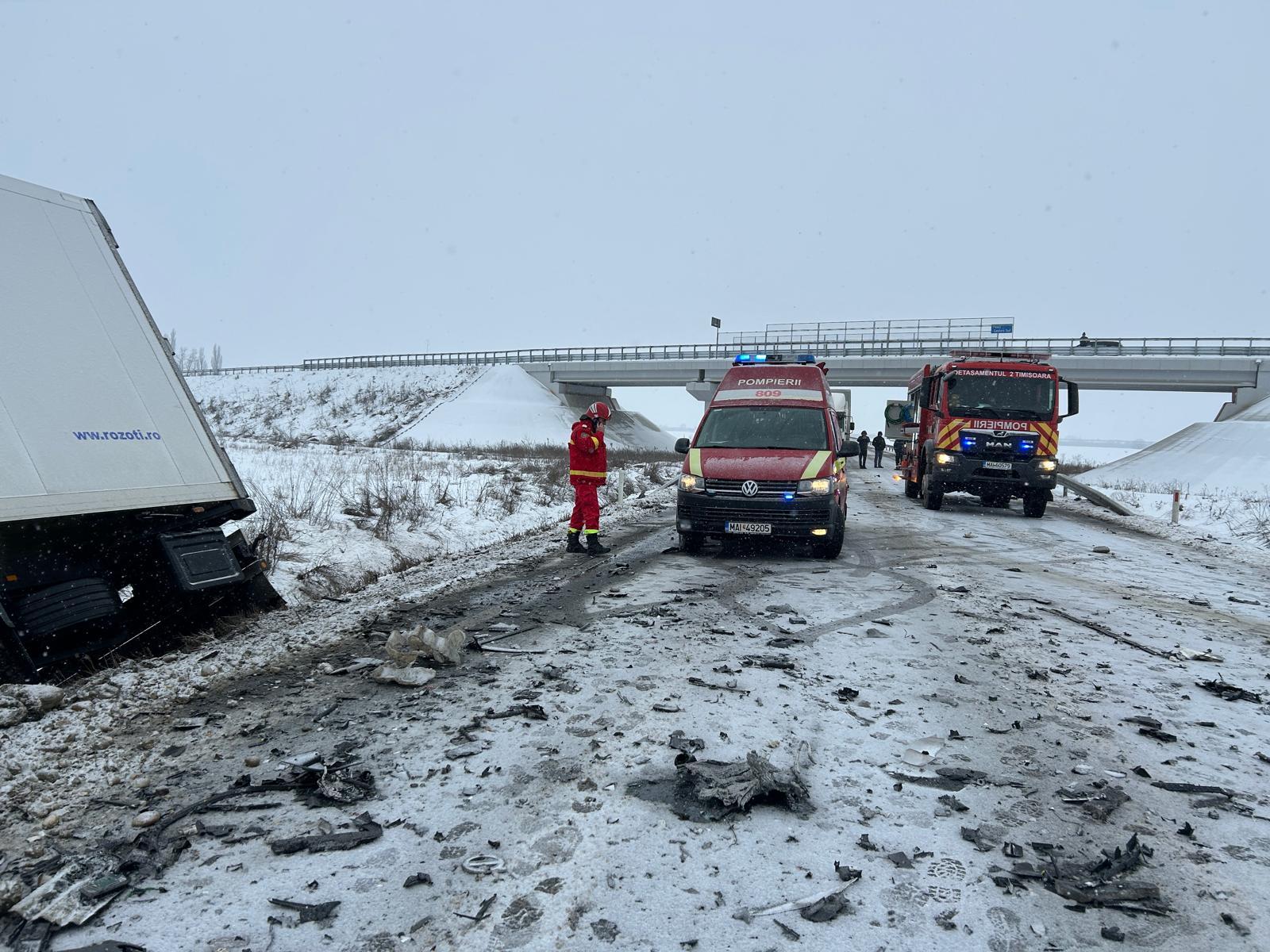 Șofer decapitat, după un impact violent cu un TIR pe centura Timișoarei. Mașina a fost aruncată în șanț