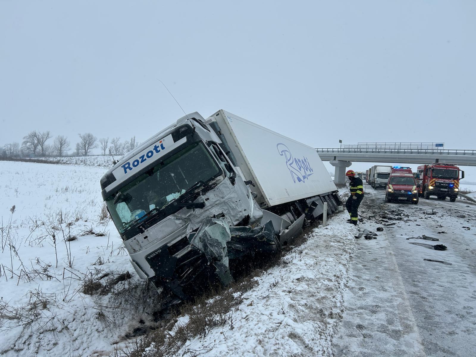 Șofer decapitat, după un impact violent cu un TIR pe centura Timișoarei. Mașina a fost aruncată în șanț