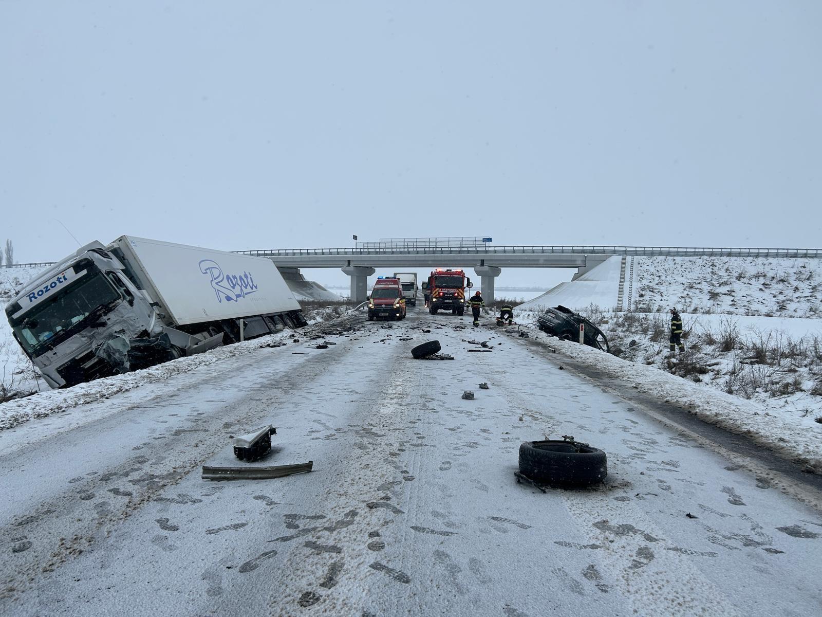 Șofer decapitat, după un impact violent cu un TIR pe centura Timișoarei. Mașina a fost aruncată în șanț