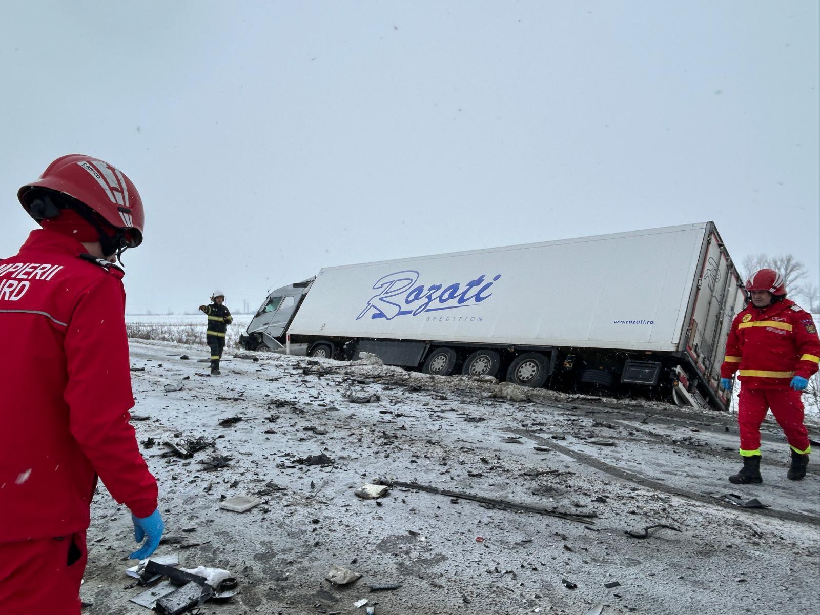 Șofer decapitat, după un impact violent cu un TIR pe centura Timișoarei. Mașina a fost aruncată în șanț