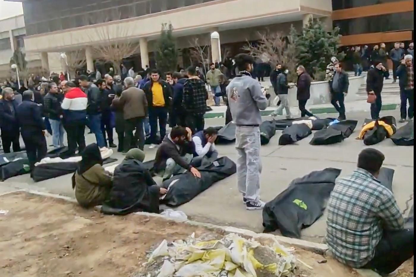 2.000 de morți la protestele din Iran. Imagini tulburătoare cu saci cu cadavre la o morgă improvizată