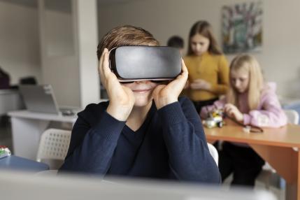 (P) IT pentru copii: Cum îi pregătește educația digitală într-o lume condusă de inteligența artificială