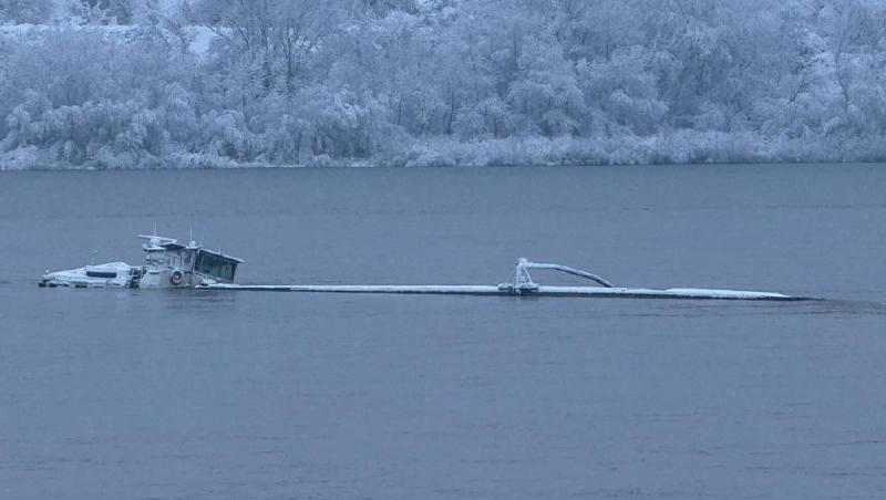 Navă cu peste 1.100 tone de &icirc;ngrășăm&acirc;nt, scufundată parțial &icirc;n Dunăre. Depășiri la indicatorul amoniu