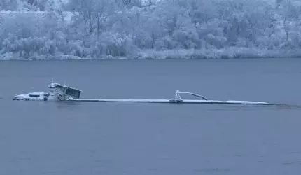 GALERIE FOTO Navă cu peste 1.100 tone de îngrășământ, scufundată parțial în Dunăre. Depășiri la indicatorul amoniu
