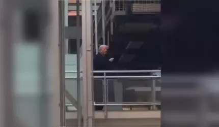 VIDEO Trump îi arată un gest obscen unui angajat Ford care l-a numit "protector al pedofililor": "Du-te dracului!"