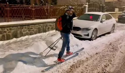 VIDEO Un bărbat a fost filmat în timp ce pleca la muncă pe schiuri de tură, pe o stradă din Sibiu