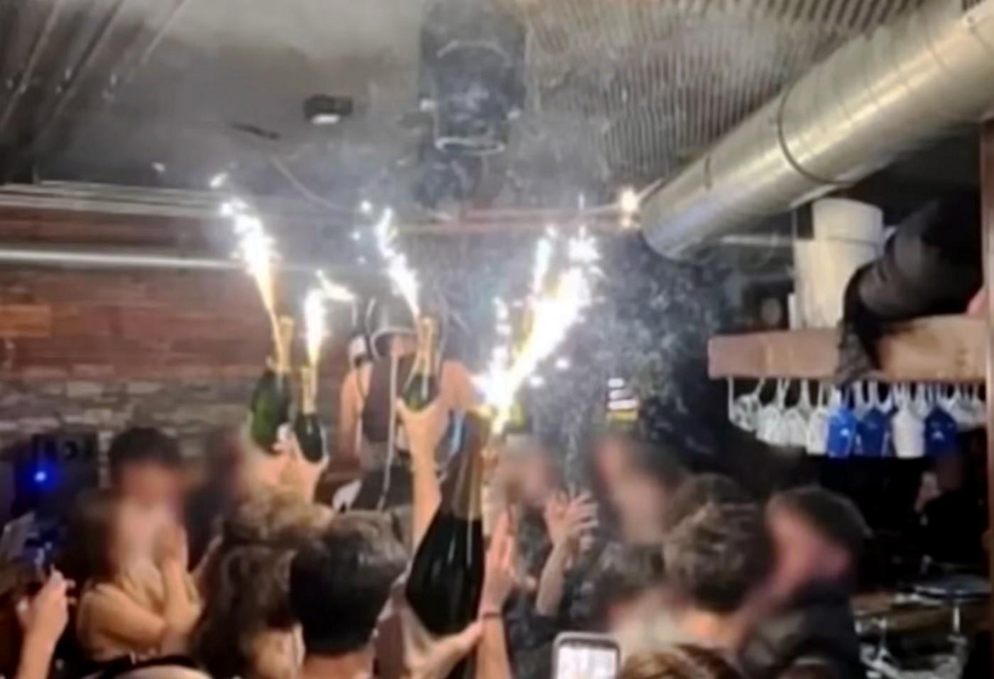 Ea este "îngerul morții" din Crans-Montana. Cyane, chelnerița cu casca, a murit încercând să salveze vieți