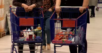 VIDEO "Sunt foarte atentă la ce cumpăr". Inflaţia a schimbat obiceiurile românilor: ce se caută în magazine
