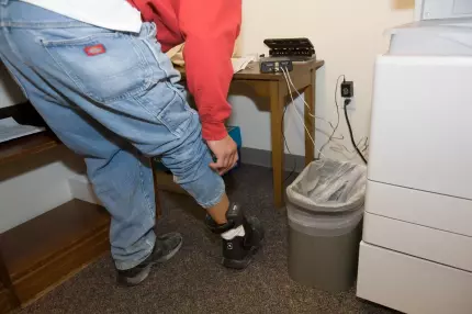 Şi-a vândut dispozitivul de monitorizare cu 200 de lei unui om al străzii din Lupeni