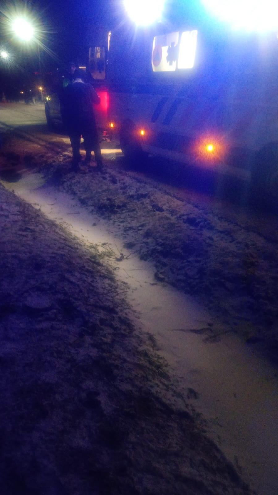 Un adolescent de 17 ani, mort după ce a intrat cu sania într-un cap de pod în Olt