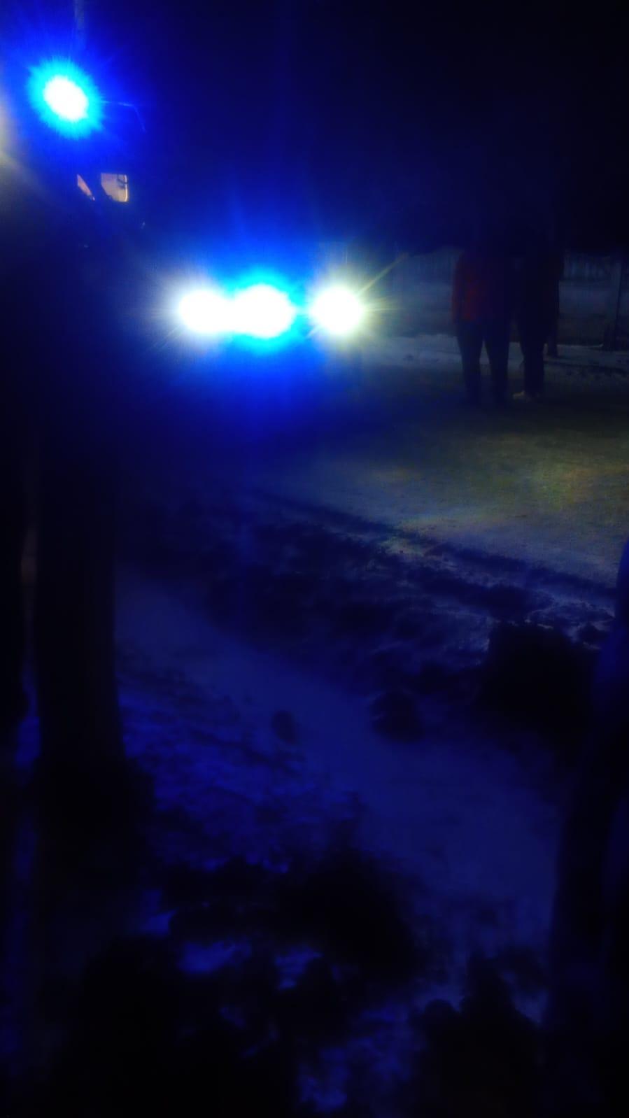 Un adolescent de 17 ani, mort după ce a intrat cu sania într-un cap de pod în Olt