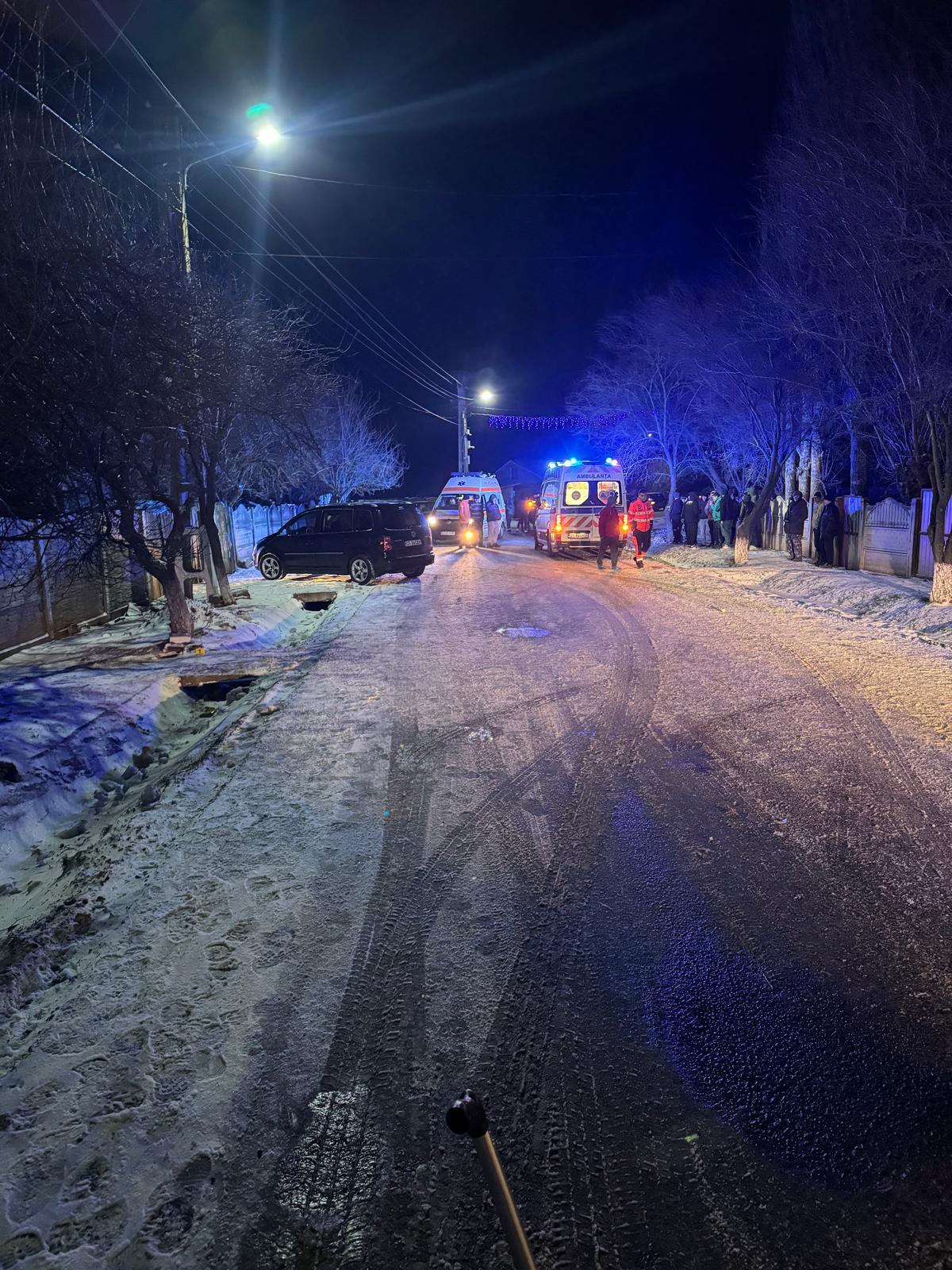 Un adolescent de 17 ani, mort după ce a intrat cu sania într-un cap de pod în Olt