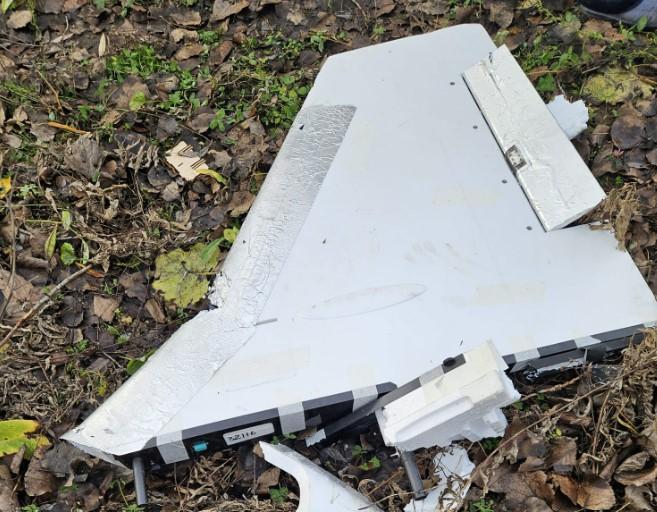 Fragmente dintr-o dronă militară, găsite în curtea unui localnic din Vrancea