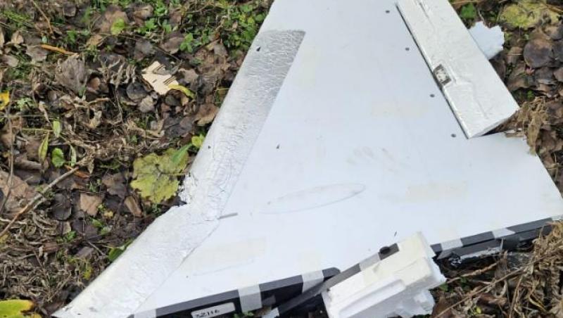 Fragmente dintr-o dronă militară, găsite &icirc;n curtea unui localnic din Vrancea