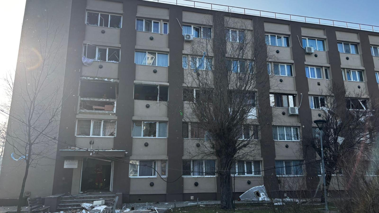 Explozie într-un bloc din Buzău, o persoană a fost rănită