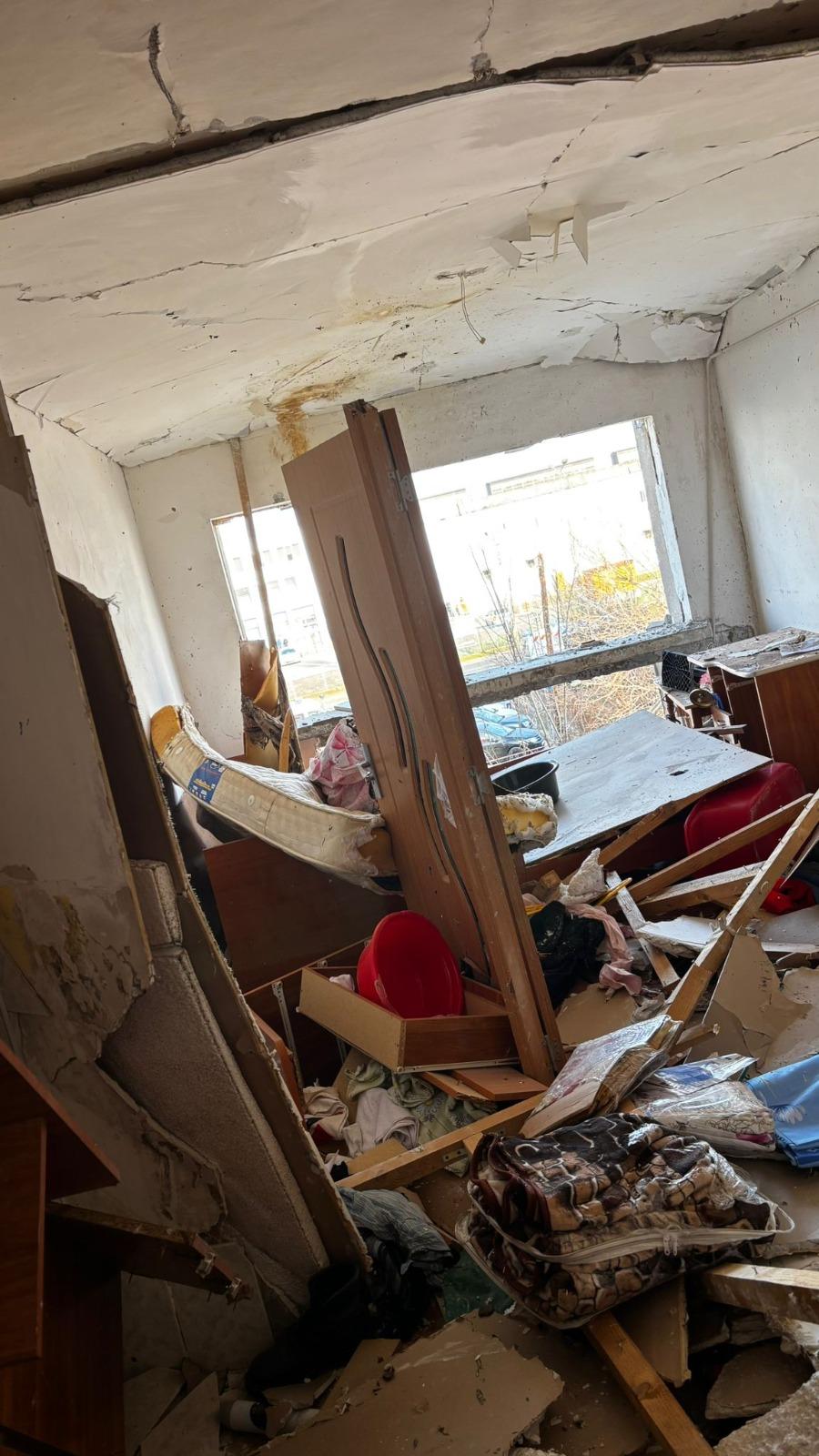 Explozie într-un bloc din Buzău, o persoană a fost rănită