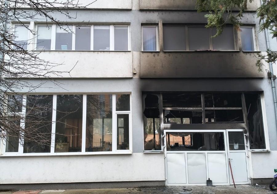 Incendiu violent într-o clădire din campusul Universității din Oradea. Un laborator şi un atelier, distruse